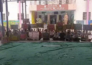 મોટા વરાછામાં શિક્ષણ વ્યવસ્થા સામે વિવાદ : વિદ્યાર્થીઓ ઉપવાસ પર, વાલીઓ રસ્તા પર | Controversy over e…