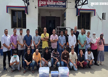 વાપીના બંગલામાં આંતરરાષ્ટ્રીય બોગસ કોલ સેન્ટર ચલાવતા 11 શખ્સો ઝડપાયા, કેનેડાના નાગરિકોને કરતાં ટાર્ગ…