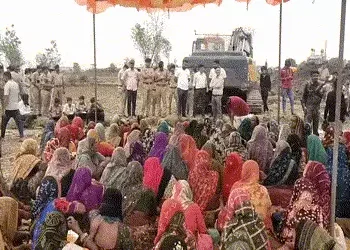 અમદાવાદ: સાણંદના ડરણ ગામે ખેડૂતોની મંજૂરી વિના પાઇપલાઇન નાખતા હોબાળો, પોલીસ કાફલો તહેનાત | Farmers a…