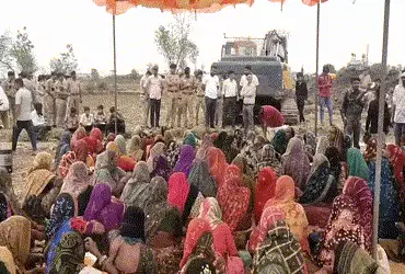 અમદાવાદ: સાણંદના ડરણ ગામે ખેડૂતોની મંજૂરી વિના પાઇપલાઇન નાખતા હોબાળો, પોલીસ કાફલો તહેનાત | Farmers a…