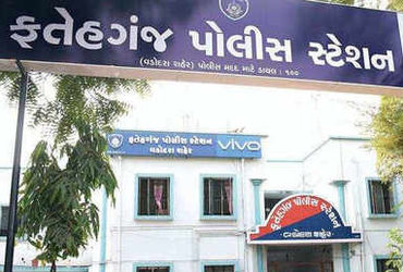 છાણીની ખાનગી લેબમાં યુવતીને બાથ ભરી લેનાર મેનેજરને પાઠ ભણાવ્યો,પોલીસને હવાલે | manager arrested mole…