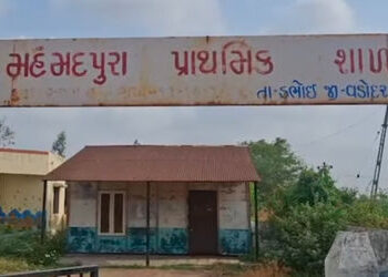 કેવી રીતે ભણશે ગુજરાત..મહંમદપુરા પ્રાથમિક સ્કૂલનું બિલ્ડિંગ તોડી પાડતાં મદ્રેસામાં બેસી અભ્યાસ કરતા …