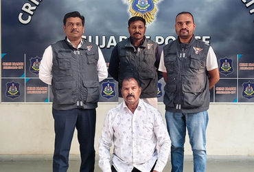 અમદાવાદ : રાધીકા જીમખાના કેસમાં પેરોલ જમ્પ કરી ફરાર થઇ જનાર શુટર ઝડપાયો | ahmedabad crime branch nab…