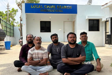 અમદાવાદ: સનાથલની સીમમાં ચાલતા હાઇપ્રોફાઇલ જુગારધામ પર પોલીસના દરોડા, ₹15 લાખના મુદ્દામાલ સાથે 5 ઝડપા…