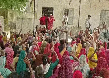 “અમારી બહેનો આતંકવાદી નથી!”: 4 મહિનાથી ઇન્સેન્ટિવ ન મળતા આશા વર્કરોનો આક્રોશ, પોલિયો કામગીરીનો બહિષ્…