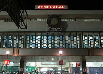 અમદાવાદમાં ટ્રેન મારફતે ગાંજાની હેરાફેરીની નવી મોડસ ઓપરેન્ડીનો પર્દાફાશ: સાબરમતીથી 3 ઝડપાયા | Mariju…