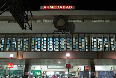 અમદાવાદમાં ટ્રેન મારફતે ગાંજાની હેરાફેરીની નવી મોડસ ઓપરેન્ડીનો પર્દાફાશ: સાબરમતીથી 3 ઝડપાયા | Mariju…