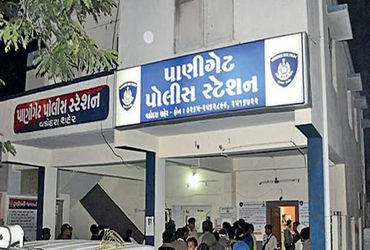વડોદરાના રાજરાણી તળાવ પાસે ગાંજાનું વેચાણ કરતા કેરીયર ઝડપાયો | Ganja Peddler Caught Red Handed Near …