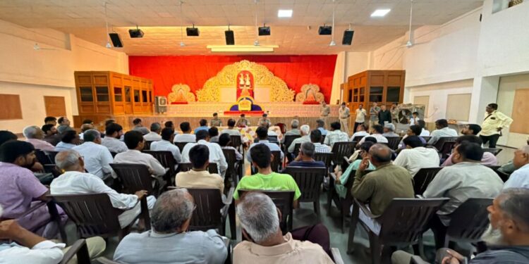 બોટાદ જિલ્લા પોલીસ વડા ની ઉપસ્થિતિમાં ગઢડામા રથયાત્રા સમિતિ અને શાંતિ સમીતીની યોજાઈ મીટીંગ..