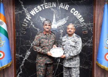 સાઉથ વેસ્ટર્ન એર કમાન્ડ (SWAC) ની મુલાકાત લેતા લેફ્ટનન્ટ જનરલ રાજેશ પુષ્કર