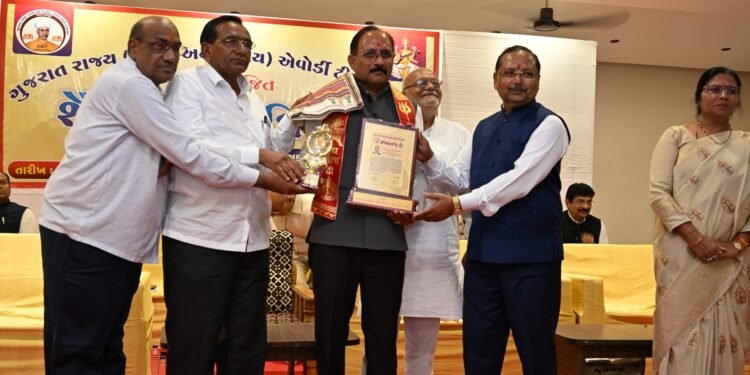 મા અંબાના સાનિધ્યમાં શ્રેષ્ઠ શિક્ષકોનો મહાસંગમ: એવોર્ડી ટીચર્સ ફેડરેશનનું ગરિમાપૂર્ણ અધિવેશન યોજાયું…