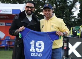 DEAR ABHISHEK…” RAHUL DRAVID’S SPECIAL NO. 19 JERSEY GIFT FOR ABHISHEK BACHCHAN