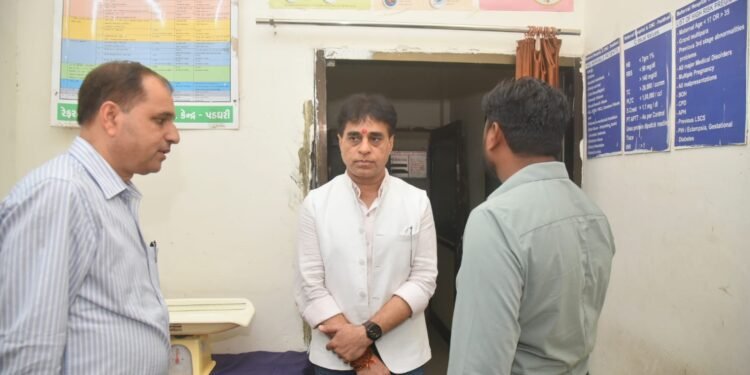 આરોગ્ય અને પરિવાર કલ્યાણ રાજ્યમંત્રી શ્રી પ્રફુલ પાનશેરીયાએ પડધરી સામૂહિક આરોગ્ય કેન્દ્રની ઓચિંતી મુ…