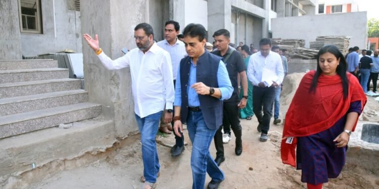 આણંદમાં નિર્માણ પામી રહેલી અત્યાધુનિક ૩૫૦ બેડની સિવિલ હોસ્પિટલની મુલાકાત લેતા આરોગ્ય રાજ્યમંત્રીશ્રી