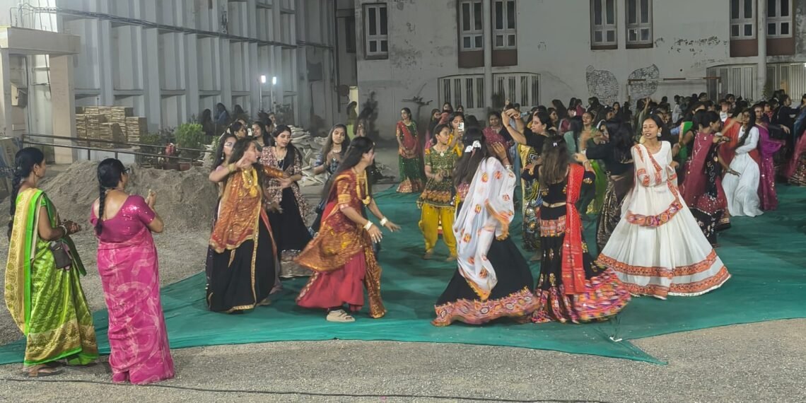 શ્રીમતી ગાંધી મહિલા કૉલેજના પાવન પરિસરમાં “રાસરાત્રી મહોત્સવ 2026” ની શાનદાર ઉજવણી