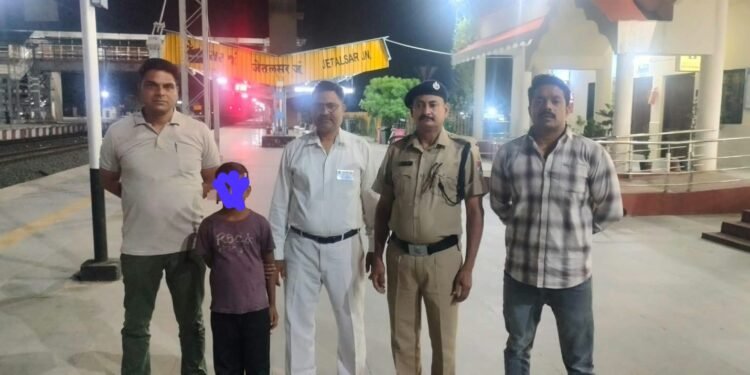 ભાવનગર મંડળ RPFની સતર્કતાથી એકલો મુસાફરી કરી રહેલો સગીર બાળક સુરક્ષિત રીતે GRP/જેતલસરમાં સોંપાયો