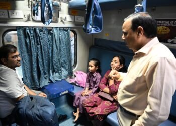 ભાવનગર મંડળના મંડળ રેલવે પ્રબંધક શ્રી દિનેશ વર્માએ ભાવનગર ટર્મિનસ ખાતે મુસાફરો સાથે કર્યો જનસંવાદ