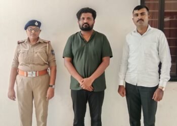 મહિલા પોલીસ સ્ટેશન પોરબંદરના ગુનામાં છેલ્લા સાત વર્ષથી નાસતા ફરતા આરોપીને મુંબઇ મહારાષ્ટ્ર ખાતેથી ટ્…