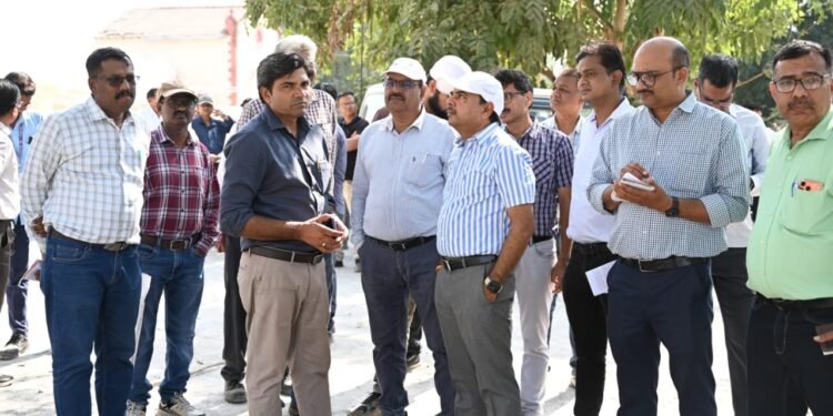 મંડળ રેલ પ્રબંધક શ્રી દિનેશ વર્માએ ખીજડિયા અને અમરેલી સેક્શનમાં બ્રોડગેજ નિર્માણ કાર્યોનું વિસ્તૃત સ…