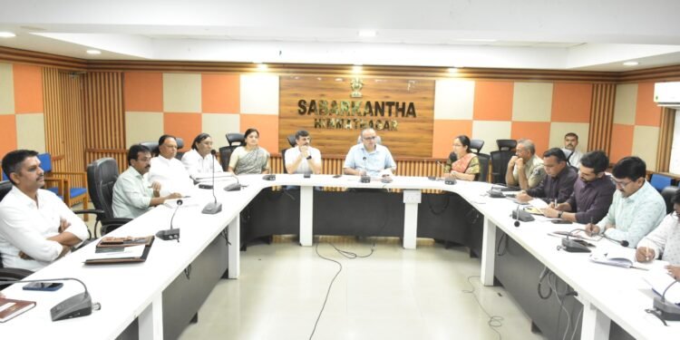 સાબરકાંઠા કલેક્ટરશ્રીની અધ્યક્ષતામાં પદાધિકારીઓ સાથે ‘કિસાન દિવસ’ અને ‘રાષ્ટ્રીય એકતા દિવસ’ની ઉજવણીન…