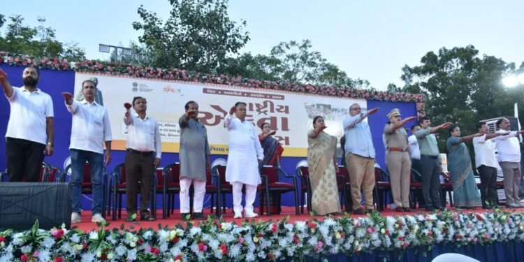 હિંમતનગર પોલીસ પરેડ ગ્રાઉન્ડ ખાતે રાષ્ટ્રીય એકતા દિવસના વડાપ્રધાનશ્રીના મુખ્ય કાર્યક્રમનું જીવંત પ્ર…